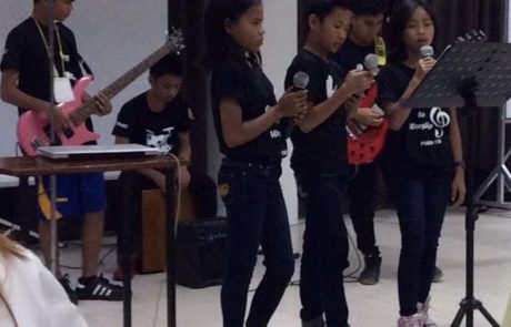 Retreat singing Daniella MacMac Carla CM SIAC Apr2017