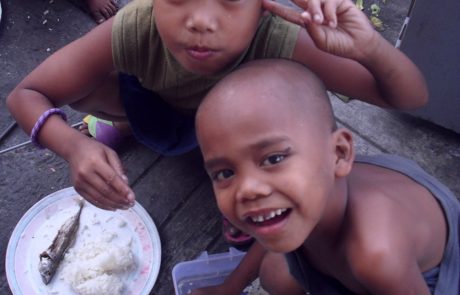 School in a cart meal time
