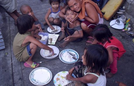 School in a cart meal time